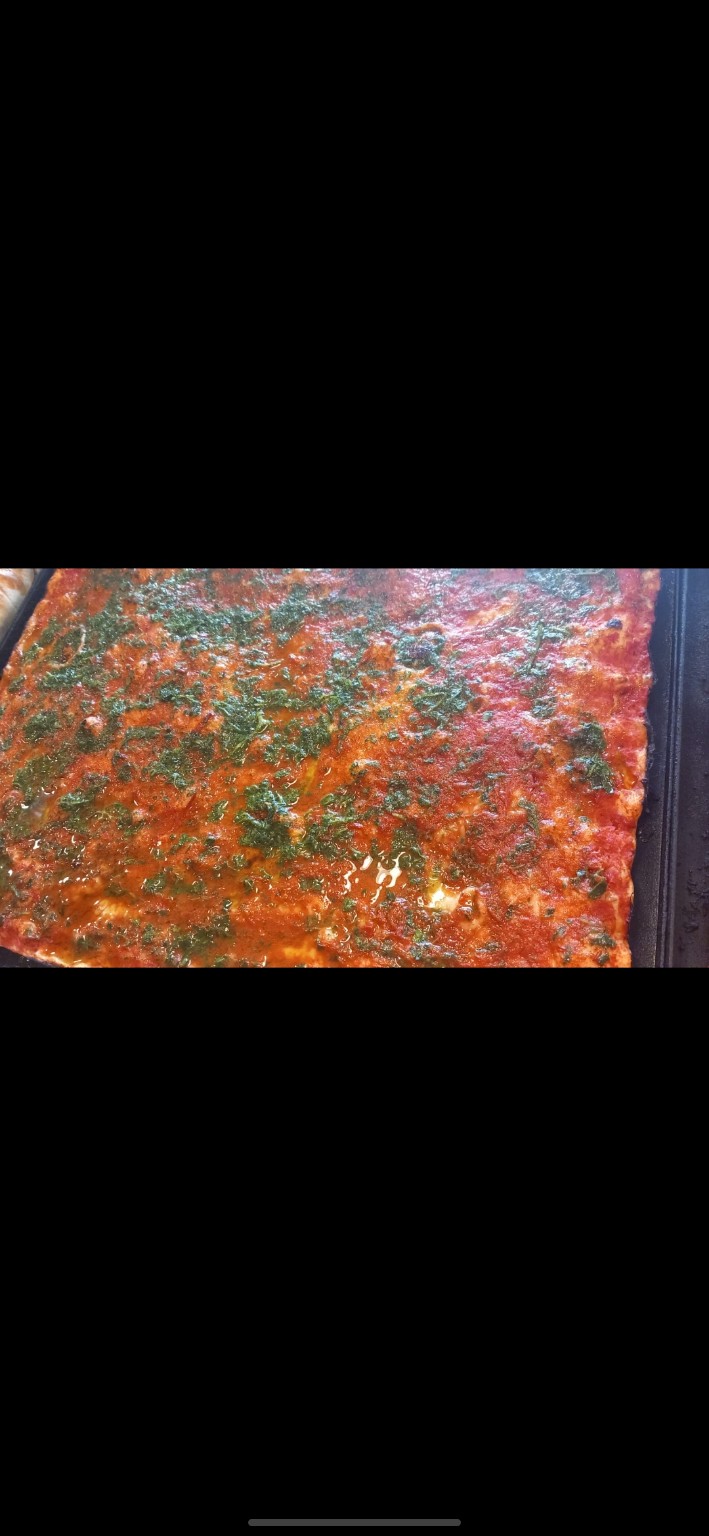 Pizza marinara in teglia con pomodoro, prezzemolo e aglio