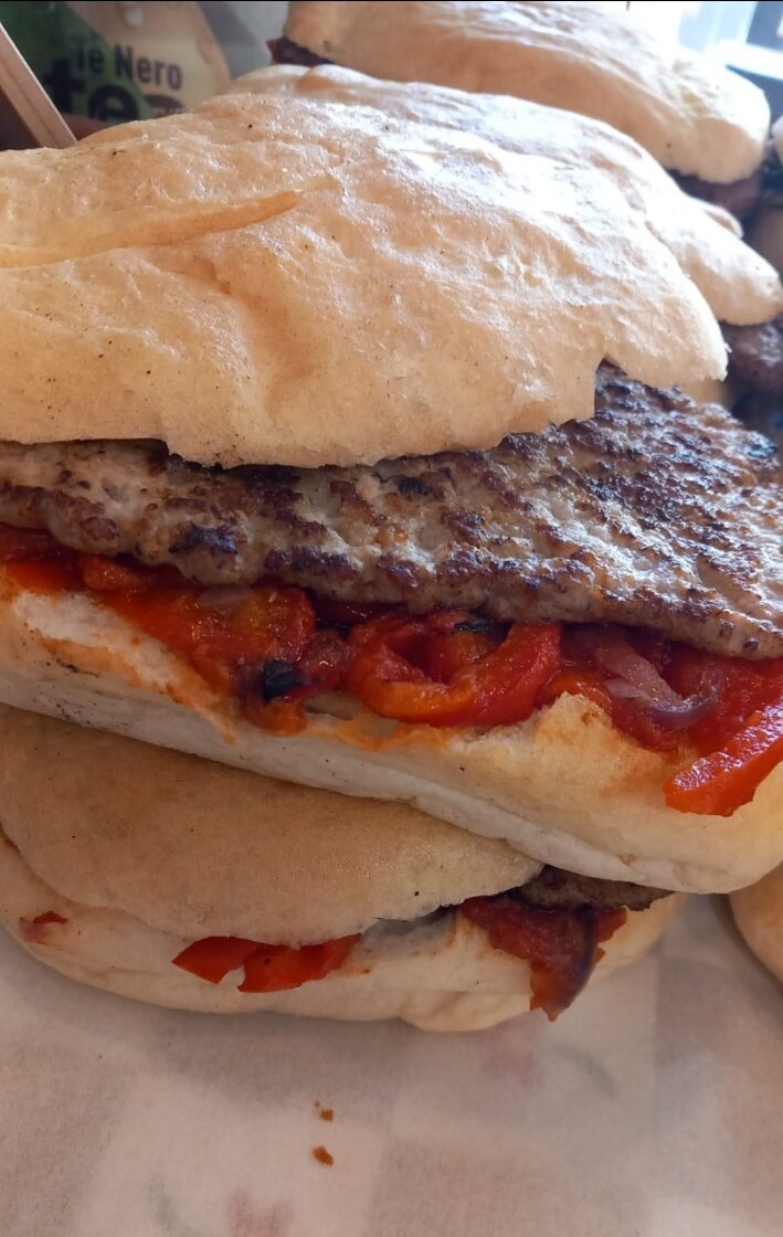 Panino con salsiccia e peperoni arrostiti