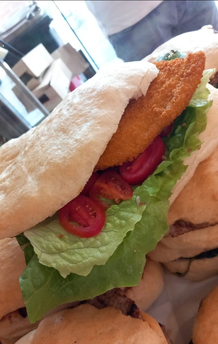 Cotoletta con insalata e pomodori