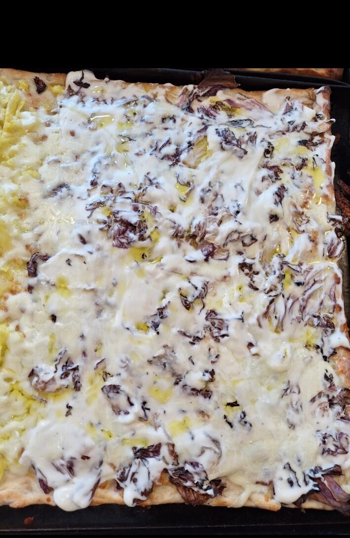 Pizza in teglia con radicchio e formaggio